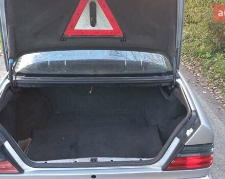 Мерседес Е-Класс 1990 в Жидачов на Automoto.ua Серый Мерседес Е-Класс, объемом двигателя 2 л и пробегом 365 тыс. км за 2300 $, фото 3 на Automoto.ua