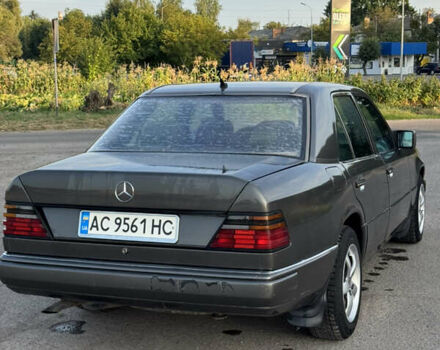 Серый Мерседес Е-Класс, объемом двигателя 2.3 л и пробегом 300 тыс. км за 2150 $, фото 8 на Automoto.ua