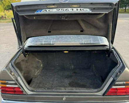 Серый Мерседес Е-Класс, объемом двигателя 2.3 л и пробегом 300 тыс. км за 2150 $, фото 18 на Automoto.ua