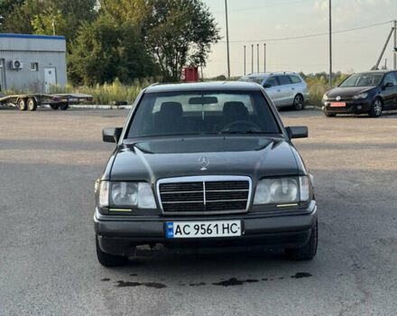 Серый Мерседес Е-Класс, объемом двигателя 2.3 л и пробегом 300 тыс. км за 2150 $, фото 3 на Automoto.ua