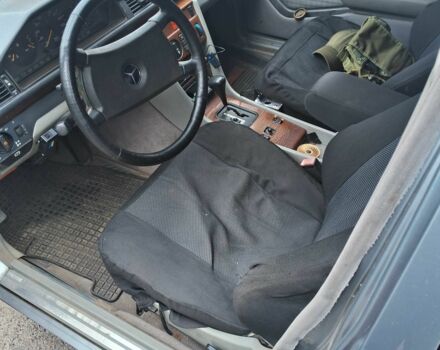 Сірий Мерседес Е-Клас, об'ємом двигуна 2.3 л та пробігом 3 тис. км за 1300 $, фото 4 на Automoto.ua