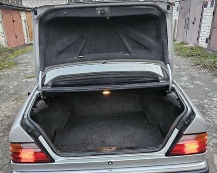 Серый Мерседес Е-Класс, объемом двигателя 2.3 л и пробегом 405 тыс. км за 1950 $, фото 16 на Automoto.ua