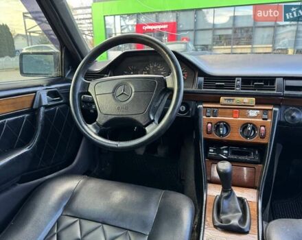 Мерседес Е-Класс 1990 в Косове на Automoto.ua Серый Мерседес Е-Класс, объемом двигателя 2.3 л и пробегом 300 тыс. км за 1450 $, фото 11 на Automoto.ua