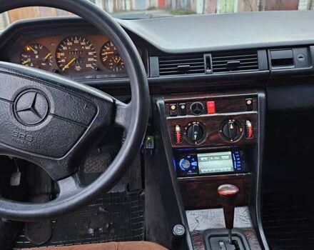 Серый Мерседес Е-Класс, объемом двигателя 2.3 л и пробегом 405 тыс. км за 1950 $, фото 13 на Automoto.ua