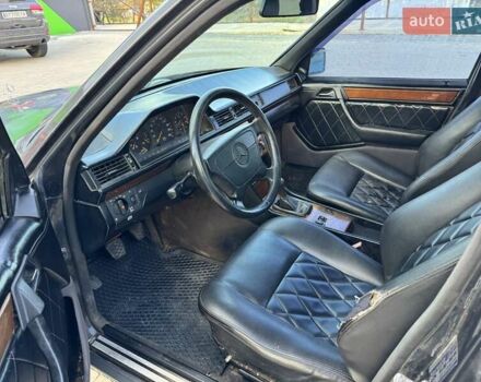 Мерседес Е-Класс 1990 в Косове на Automoto.ua Серый Мерседес Е-Класс, объемом двигателя 2.3 л и пробегом 300 тыс. км за 1450 $, фото 12 на Automoto.ua
