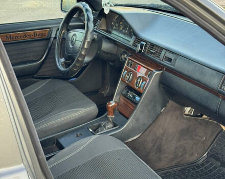 Серый Мерседес Е-Класс, объемом двигателя 2.3 л и пробегом 300 тыс. км за 2150 $, фото 9 на Automoto.ua