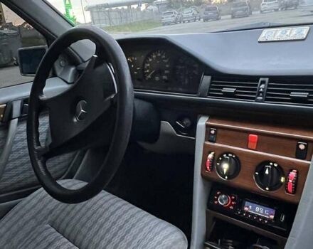 Сірий Мерседес Е-Клас, об'ємом двигуна 2.3 л та пробігом 376 тис. км за 1600 $, фото 7 на Automoto.ua