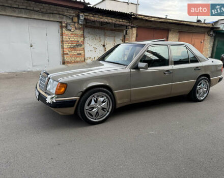 Серый Мерседес Е-Класс, объемом двигателя 2.3 л и пробегом 400 тыс. км за 4999 $, фото 4 на Automoto.ua