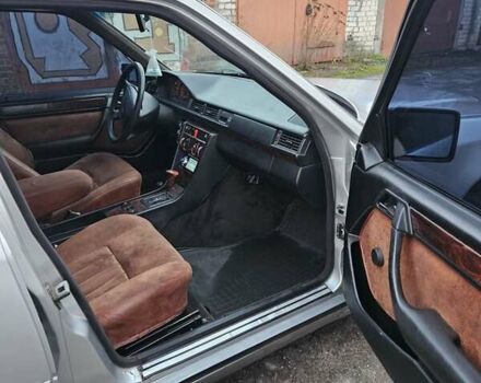 Серый Мерседес Е-Класс, объемом двигателя 2.3 л и пробегом 405 тыс. км за 1950 $, фото 17 на Automoto.ua