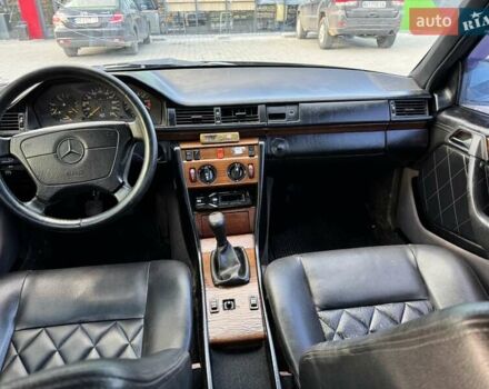 Мерседес Е-Класс 1990 в Косове на Automoto.ua Серый Мерседес Е-Класс, объемом двигателя 2.3 л и пробегом 300 тыс. км за 1450 $, фото 9 на Automoto.ua