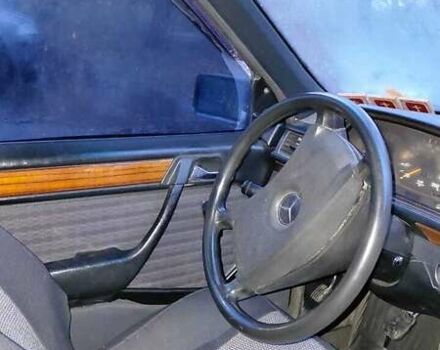 Серый Мерседес Е-Класс, объемом двигателя 2.5 л и пробегом 443 тыс. км за 2000 $, фото 3 на Automoto.ua