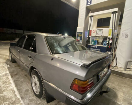 Сірий Мерседес Е-Клас, об'ємом двигуна 2 л та пробігом 300 тис. км за 1600 $, фото 2 на Automoto.ua