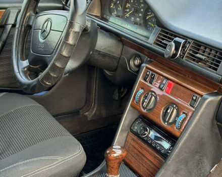 Серый Мерседес Е-Класс, объемом двигателя 2.3 л и пробегом 300 тыс. км за 2150 $, фото 12 на Automoto.ua