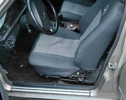 Серый Мерседес Е-Класс, объемом двигателя 2.5 л и пробегом 443 тыс. км за 2000 $, фото 5 на Automoto.ua