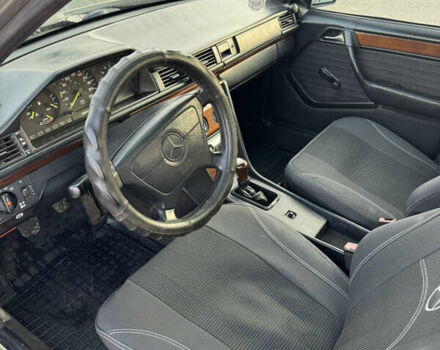 Серый Мерседес Е-Класс, объемом двигателя 2.3 л и пробегом 300 тыс. км за 2150 $, фото 13 на Automoto.ua