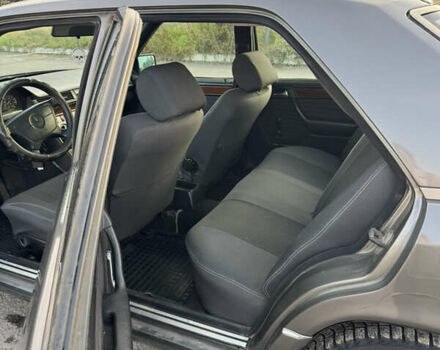 Серый Мерседес Е-Класс, объемом двигателя 2.3 л и пробегом 300 тыс. км за 2150 $, фото 16 на Automoto.ua