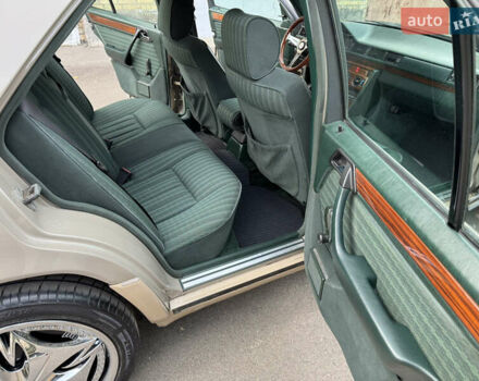 Серый Мерседес Е-Класс, объемом двигателя 2.3 л и пробегом 400 тыс. км за 4999 $, фото 11 на Automoto.ua