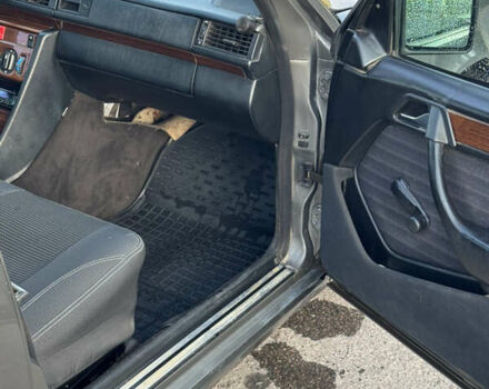 Серый Мерседес Е-Класс, объемом двигателя 2.3 л и пробегом 300 тыс. км за 2150 $, фото 11 на Automoto.ua