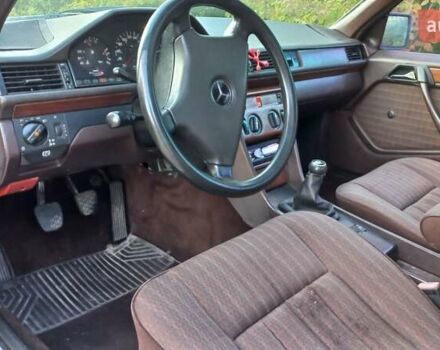Мерседес Е-Класс 1990 в Жидачов на Automoto.ua Серый Мерседес Е-Класс, объемом двигателя 2 л и пробегом 365 тыс. км за 2300 $, фото 2 на Automoto.ua
