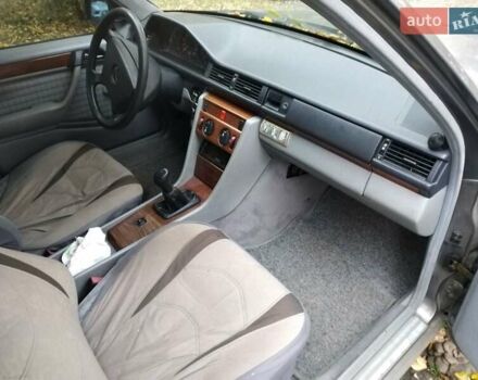 Серый Мерседес Е-Класс, объемом двигателя 2 л и пробегом 250 тыс. км за 3000 $, фото 4 на Automoto.ua