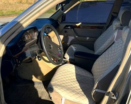 Мерседес Е-Класс 1991 в Рокитном на Automoto.ua Серый Мерседес Е-Класс, объемом двигателя 2.6 л и пробегом 0 тыс. км за 2200 $, фото 4 на Automoto.ua