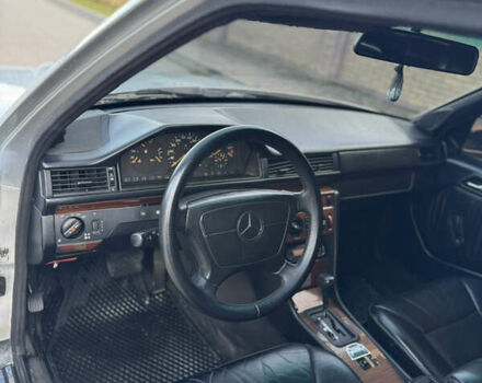 Серый Мерседес Е-Класс, объемом двигателя 2.6 л и пробегом 250 тыс. км за 3450 $, фото 16 на Automoto.ua