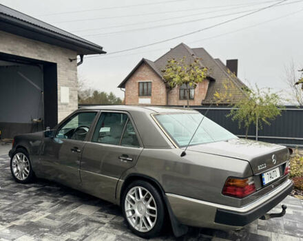 Серый Мерседес Е-Класс, объемом двигателя 2.6 л и пробегом 400 тыс. км за 4400 $, фото 12 на Automoto.ua