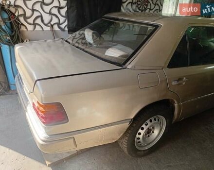 Серый Мерседес Е-Класс, объемом двигателя 2.6 л и пробегом 320 тыс. км за 1600 $, фото 2 на Automoto.ua