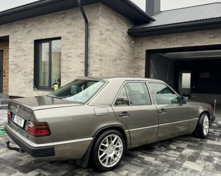 Серый Мерседес Е-Класс, объемом двигателя 2.6 л и пробегом 400 тыс. км за 4400 $, фото 9 на Automoto.ua