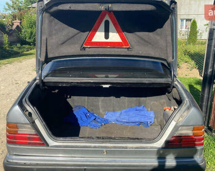 Сірий Мерседес Е-Клас, об'ємом двигуна 2 л та пробігом 400 тис. км за 2150 $, фото 10 на Automoto.ua