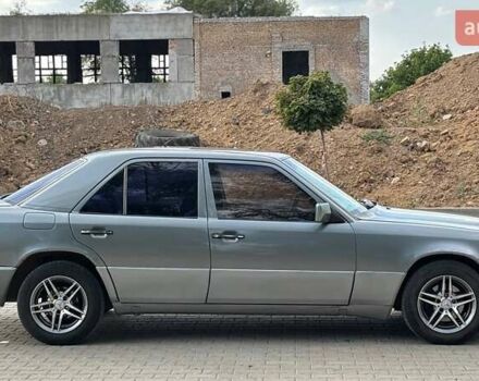 Серый Мерседес Е-Класс, объемом двигателя 2.6 л и пробегом 514 тыс. км за 3200 $, фото 1 на Automoto.ua