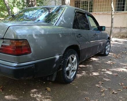 Серый Мерседес Е-Класс, объемом двигателя 3 л и пробегом 584 тыс. км за 2800 $, фото 3 на Automoto.ua