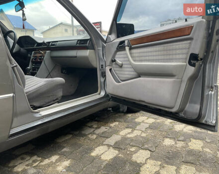 Серый Мерседес Е-Класс, объемом двигателя 2 л и пробегом 296 тыс. км за 2500 $, фото 19 на Automoto.ua