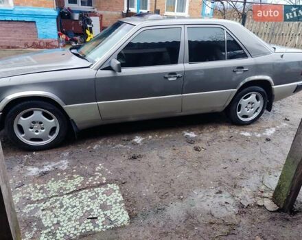 Серый Мерседес Е-Класс, объемом двигателя 2.5 л и пробегом 350 тыс. км за 2000 $, фото 4 на Automoto.ua