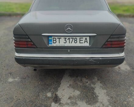 Серый Мерседес Е-Класс, объемом двигателя 2.5 л и пробегом 650 тыс. км за 1537 $, фото 3 на Automoto.ua