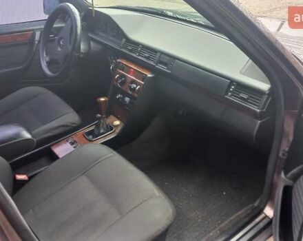 Сірий Мерседес Е-Клас, об'ємом двигуна 2.3 л та пробігом 452 тис. км за 2700 $, фото 13 на Automoto.ua