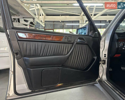 Сірий Мерседес Е-Клас, об'ємом двигуна 5 л та пробігом 118 тис. км за 85000 $, фото 18 на Automoto.ua