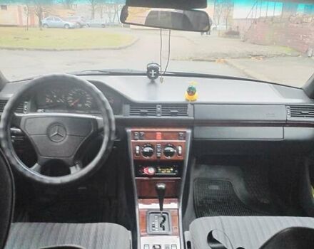 Серый Мерседес Е-Класс, объемом двигателя 3.2 л и пробегом 469 тыс. км за 6800 $, фото 14 на Automoto.ua