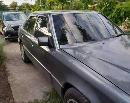 Серый Мерседес Е-Класс, объемом двигателя 2.2 л и пробегом 400 тыс. км за 2500 $, фото 1 на Automoto.ua