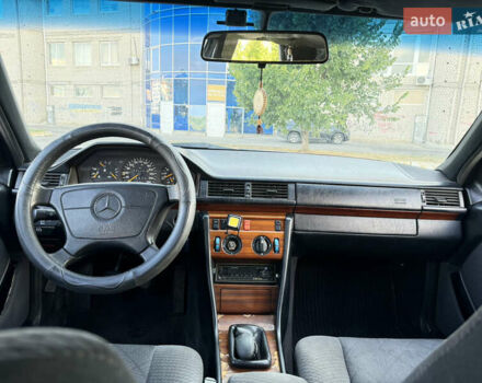 Серый Мерседес Е-Класс, объемом двигателя 3.2 л и пробегом 421 тыс. км за 3500 $, фото 9 на Automoto.ua