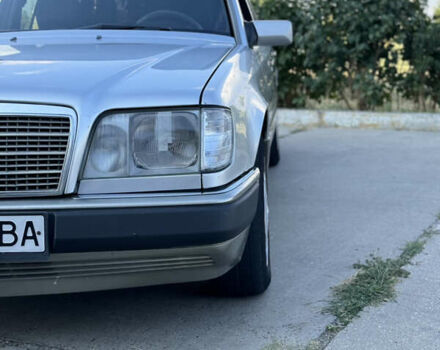 Серый Мерседес Е-Класс, объемом двигателя 3.2 л и пробегом 421 тыс. км за 3500 $, фото 5 на Automoto.ua