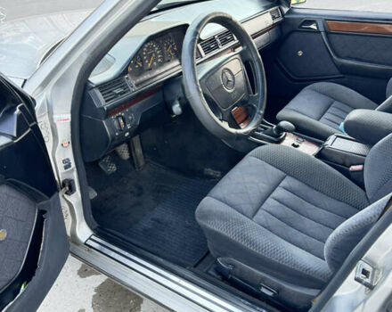 Серый Мерседес Е-Класс, объемом двигателя 3.2 л и пробегом 421 тыс. км за 3500 $, фото 8 на Automoto.ua