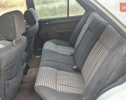 Сірий Мерседес Е-Клас, об'ємом двигуна 2 л та пробігом 547 тис. км за 2400 $, фото 17 на Automoto.ua