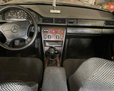 Сірий Мерседес Е-Клас, об'ємом двигуна 2 л та пробігом 431 тис. км за 3000 $, фото 5 на Automoto.ua