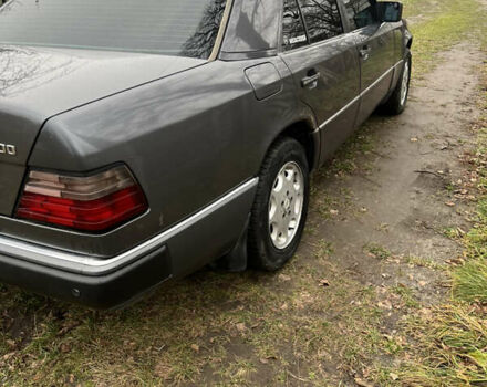 Сірий Мерседес Е-Клас, об'ємом двигуна 3 л та пробігом 443 тис. км за 2300 $, фото 4 на Automoto.ua