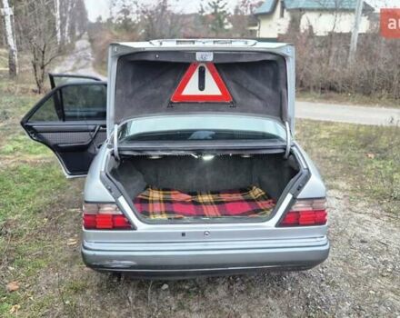 Сірий Мерседес Е-Клас, об'ємом двигуна 2 л та пробігом 547 тис. км за 2400 $, фото 14 на Automoto.ua