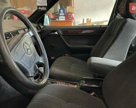 Сірий Мерседес Е-Клас, об'ємом двигуна 2 л та пробігом 431 тис. км за 3000 $, фото 4 на Automoto.ua