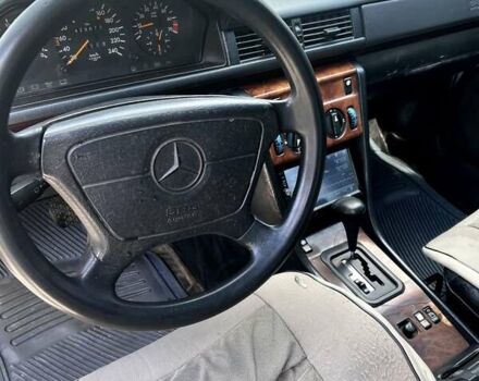 Сірий Мерседес Е-Клас, об'ємом двигуна 2.2 л та пробігом 460 тис. км за 2800 $, фото 27 на Automoto.ua