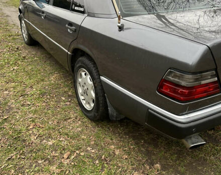 Сірий Мерседес Е-Клас, об'ємом двигуна 3 л та пробігом 443 тис. км за 2300 $, фото 3 на Automoto.ua