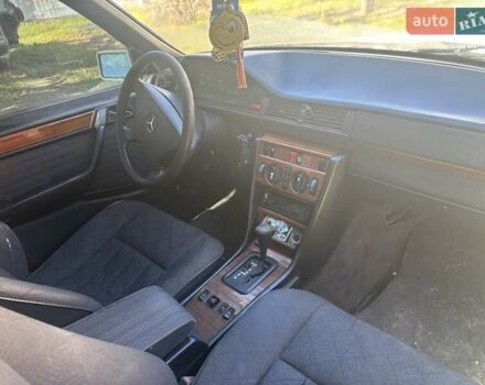 Мерседес Е-Клас 1994 у Сторожинце на Automoto.ua Сірий Мерседес Е-Клас, об'ємом двигуна 3.2 л та пробігом 480 тис. км за 1500 $, фото 5 на Automoto.ua